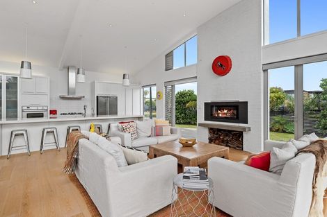 Photo of property in 9 Paraoa Crescent, Omaha, 0986