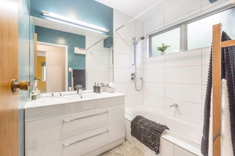 Photo of property in 77 Park Hill Road, Birkenhead, Auckland, 0626