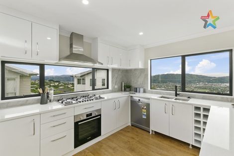 Photo of property in 6 Poto Road, Normandale, Lower Hutt, 5010