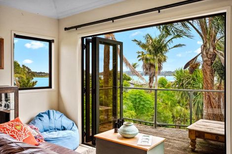 Photo of property in 4 Twin Wharf Road, Herald Island, Auckland, 0618