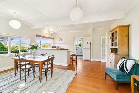 Photo of property in 102 Nevay Road, Karaka Bays, Wellington, 6022