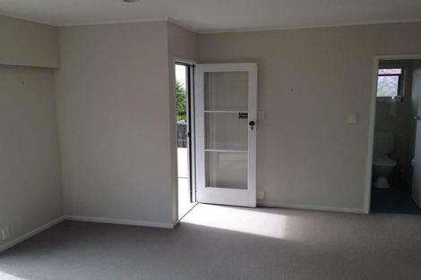 Photo of property in 14 Holdaway Avenue, Northcote, Auckland, 0627