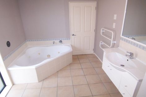 Photo of property in 32 Shearwater Drive, Woolston, Christchurch, 8023