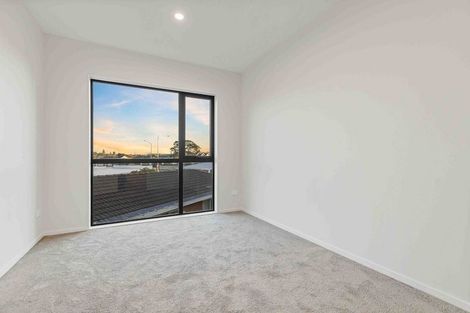 Photo of property in 2/155 Te Atatu Road, Te Atatu South, Auckland, 0610