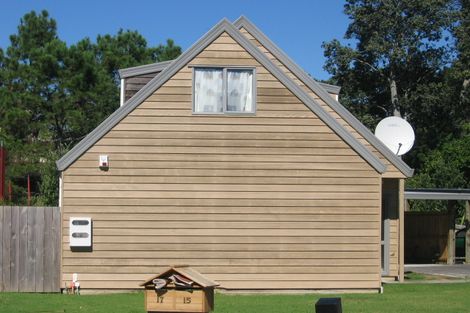 Photo of property in 15 Caspian Close, New Lynn, Auckland, 0600