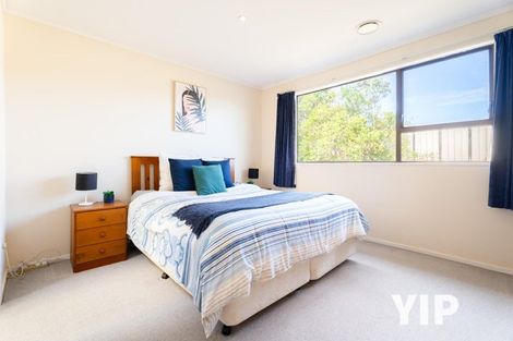 Photo of property in 20 Lyndfield Lane, Newlands, Wellington, 6037