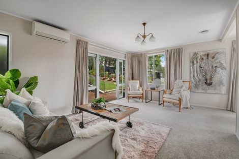 Photo of property in 1 Wanita Place, Totara Vale, Auckland, 0629