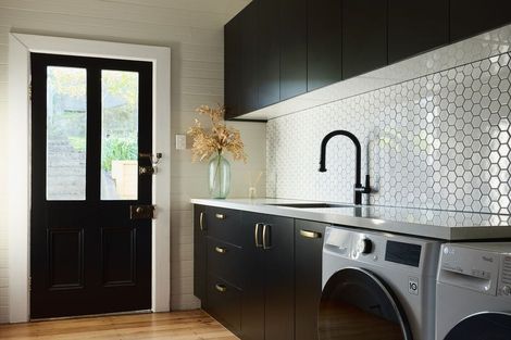 Photo of property in 10 Cobden Road, Bluff Hill, Napier, 4110