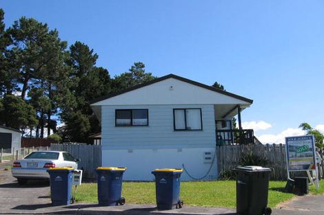 Photo of property in 1/25 Jumento Place, Unsworth Heights, Auckland, 0632