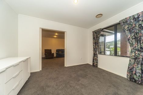 Photo of property in 2 Erskine Close, Island Bay, Wellington, 6023