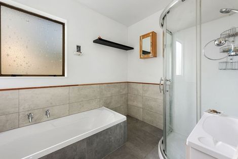 Photo of property in 5 Edelweiss Grove, Timberlea, Upper Hutt, 5018