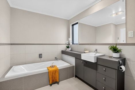 Photo of property in 28 Pickaberry Avenue, Karaka, Papakura, 2113