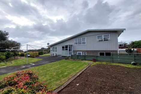 Photo of property in 2 Onslow Place, Merrilands, New Plymouth, 4312