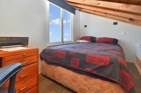 Photo of property in 8 Hobsonville Road, West Harbour, Auckland, 0618