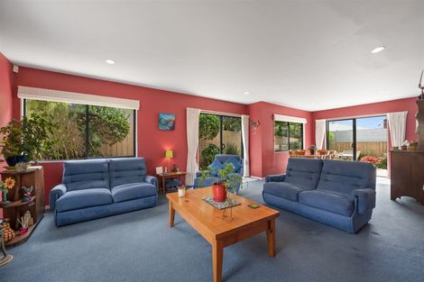 Photo of property in 2/95 Sylvan Avenue, Northcote, Auckland, 0627