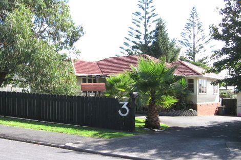 Photo of property in 3 Holman Road, Te Atatu Peninsula, Auckland, 0610