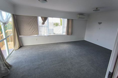 Photo of property in 327 Wairau Road, Totara Vale, Auckland, 0627