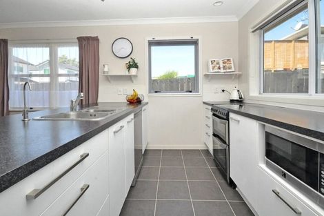 Photo of property in 86a Sylvan Crescent, Te Atatu South, Auckland, 0610