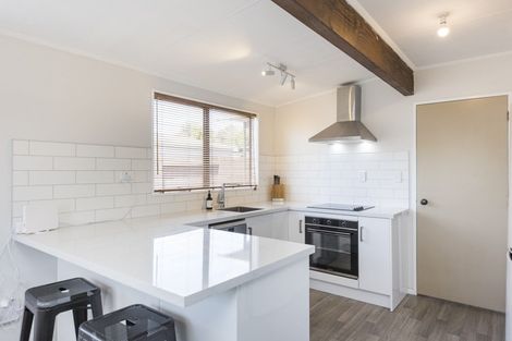 Photo of property in 2 Chatsworth Place, Highbury, Palmerston North, 4412