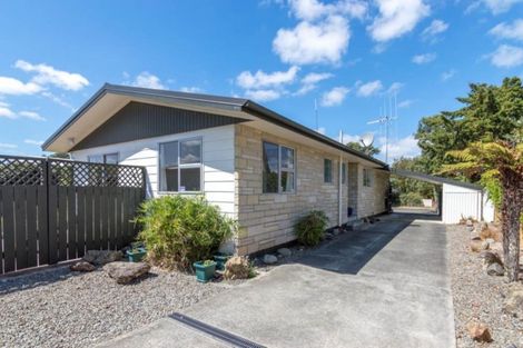 Photo of property in 15 Pinedale Parade, Milson, Palmerston North, 4414