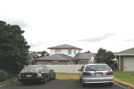 Photo of property in 2/9 Mira Place, Windsor Park, Auckland, 0632