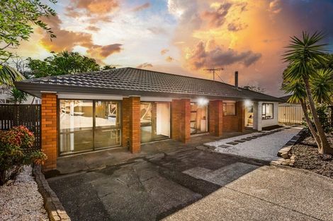 Photo of property in 2/16 Matisse Drive, West Harbour, Auckland, 0618