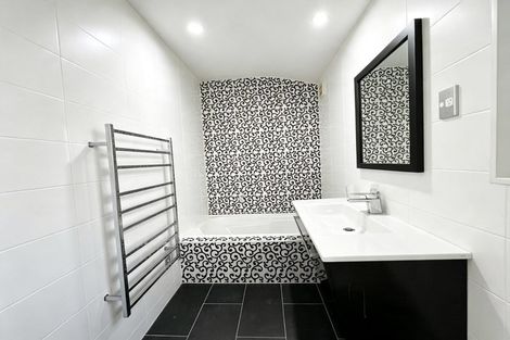 Photo of property in 16 Lakeridge Close, Northcross, Auckland, 0632