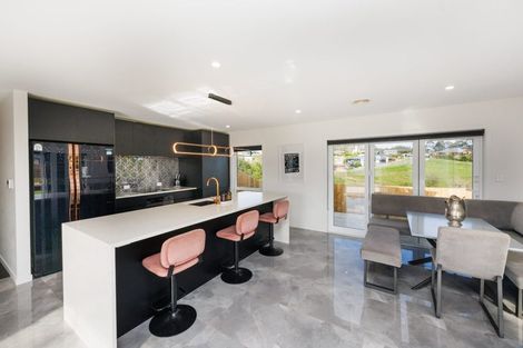 Photo of property in 37 Vaucluse Heights, Fitzherbert, Palmerston North, 4410