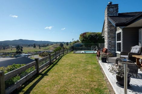 Photo of property in 18 Peregrine Place, Kinloch, Taupo, 3377