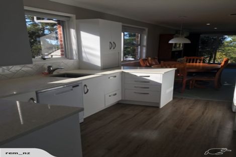 Photo of property in 8 Halcombe Place, Green Bay, Auckland, 0604