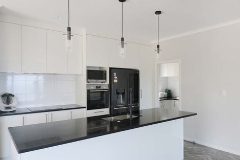 Photo of property in 46 Domett Street, Newlands, Wellington, 6037