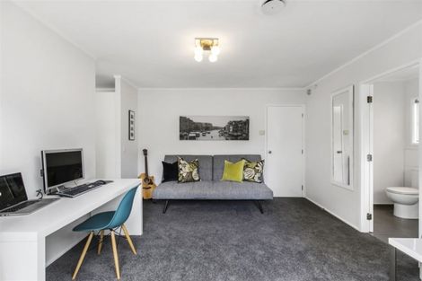 Photo of property in 2/6 Strabo Place, Windsor Park, Auckland, 0632