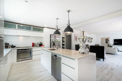 Photo of property in 12 Opanuku Road, Henderson Valley, Auckland, 0612