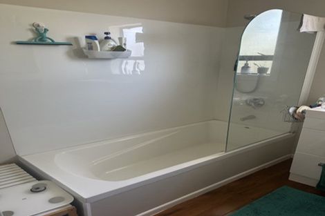 Photo of property in 5 Edgerton Road, Te Atatu Peninsula, Auckland, 0610