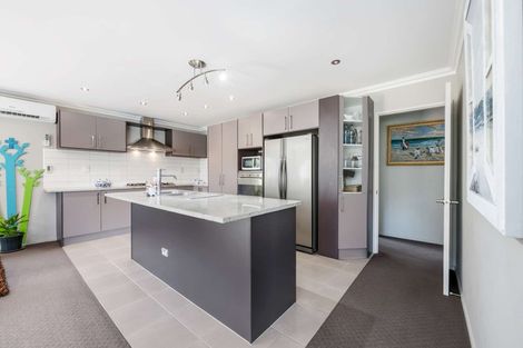 Photo of property in 9 Jomard Terrace, Northcross, Auckland, 0632