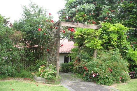 Photo of property in 2/3 Merton Avenue, Glenfield, Auckland, 0627