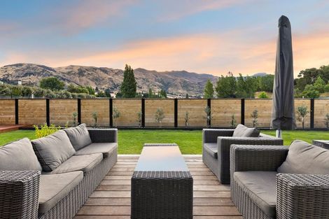 Photo of property in 7 Fern Burn Close, Wanaka, 9305