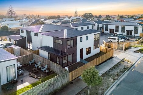 Photo of property in 1/32 Tapuwae Way, Mangere Bridge, 2022