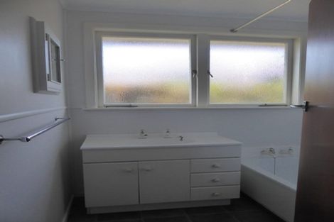 Photo of property in 17 Gill Crescent, Blockhouse Bay, Auckland, 0600