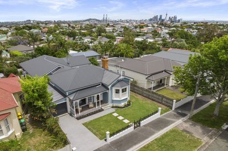 Photo of property in 11 Ewen Alison Avenue, Devonport, Auckland, 0624
