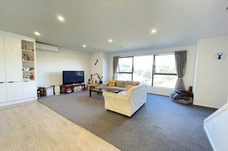 Photo of property in 2/4 Mcquoid Place, Glenfield, Auckland, 0629