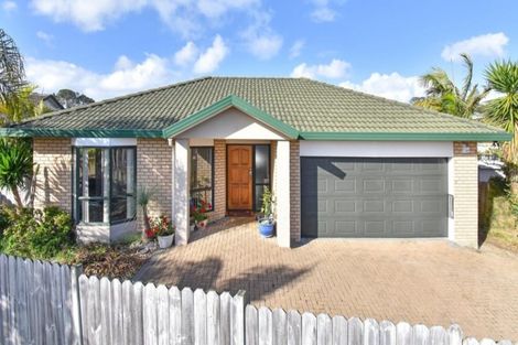 Photo of property in 22 Moyrus Crescent, East Tamaki Heights, Auckland, 2016