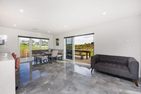 Photo of property in 37 Vaucluse Heights, Fitzherbert, Palmerston North, 4410