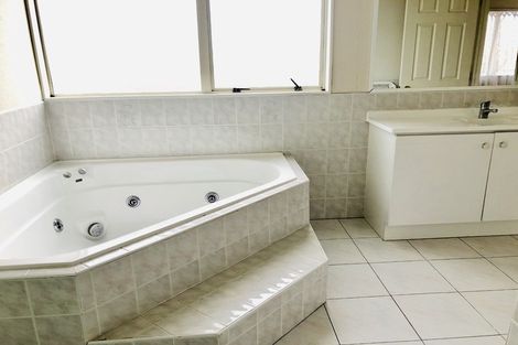 Photo of property in 1 Arrathorne Place, Northpark, Auckland, 2013