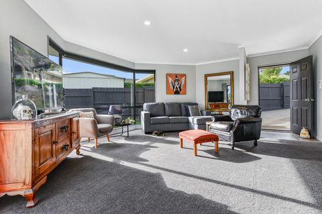 Photo of property in 16 Palm Grove Drive, Western Heights, Hamilton, 3200