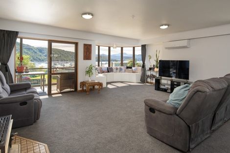 Photo of property in 318 Waikawa Road, Waikawa, Picton, 7220