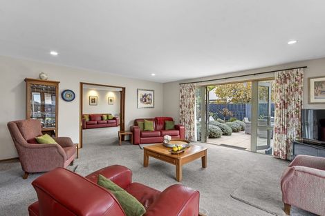 Photo of property in 33 Crofton Road, Harewood, Christchurch, 8051