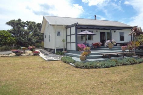 Photo of property in 4 Centreway Road, Port Waikato, Tuakau, 2695