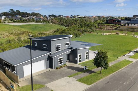 Photo of property in 37 Vaucluse Heights, Fitzherbert, Palmerston North, 4410