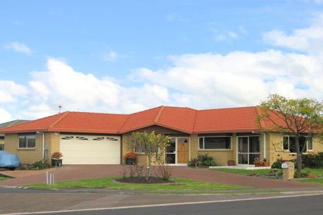 Photo of property in 111 Lakeside Drive, Orewa, 0931